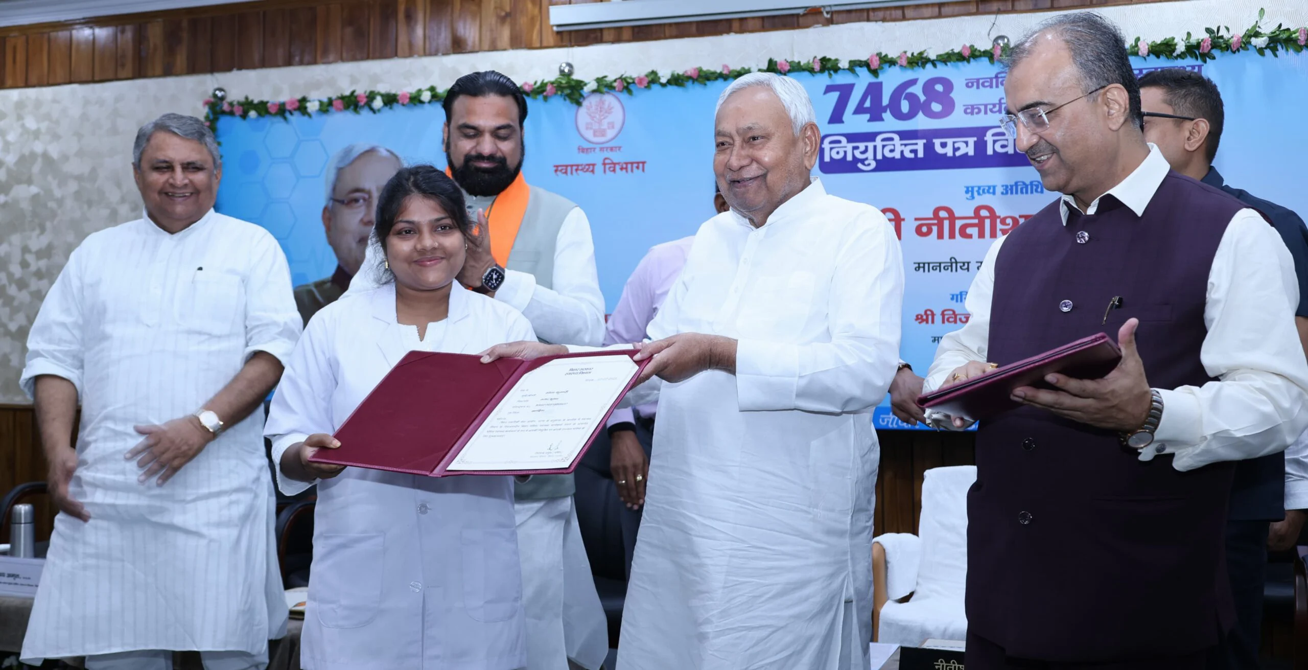 मुख्यमंत्री ने नवनियुक्त महिला स्वास्थ्य कार्यकर्ता (ए०एन०एम०) को प्रदान किया नियुक्ति पत्र