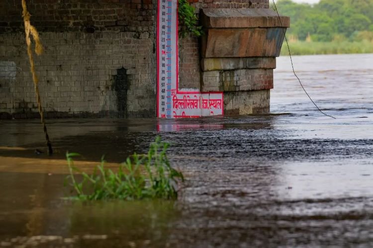 दिल्ली में जलप्रलय की आशंका, यमुना ने पार किया खतरे का निशान