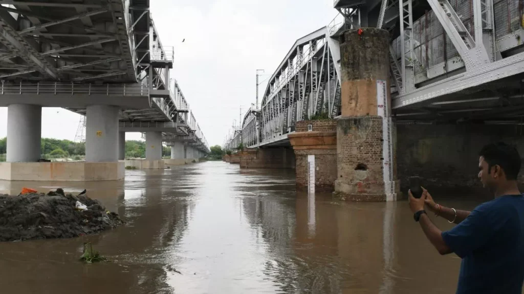 दिल्ली में जलप्रलय की आशंका, यमुना ने पार किया खतरे का निशान 4 22 07 2025 yamuna delhi news 23991603