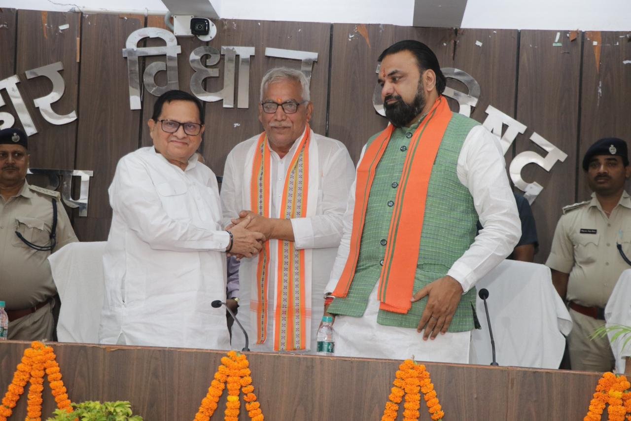 सभापति महोदय ने दिलायी पद और गोपनीयता की शपथ