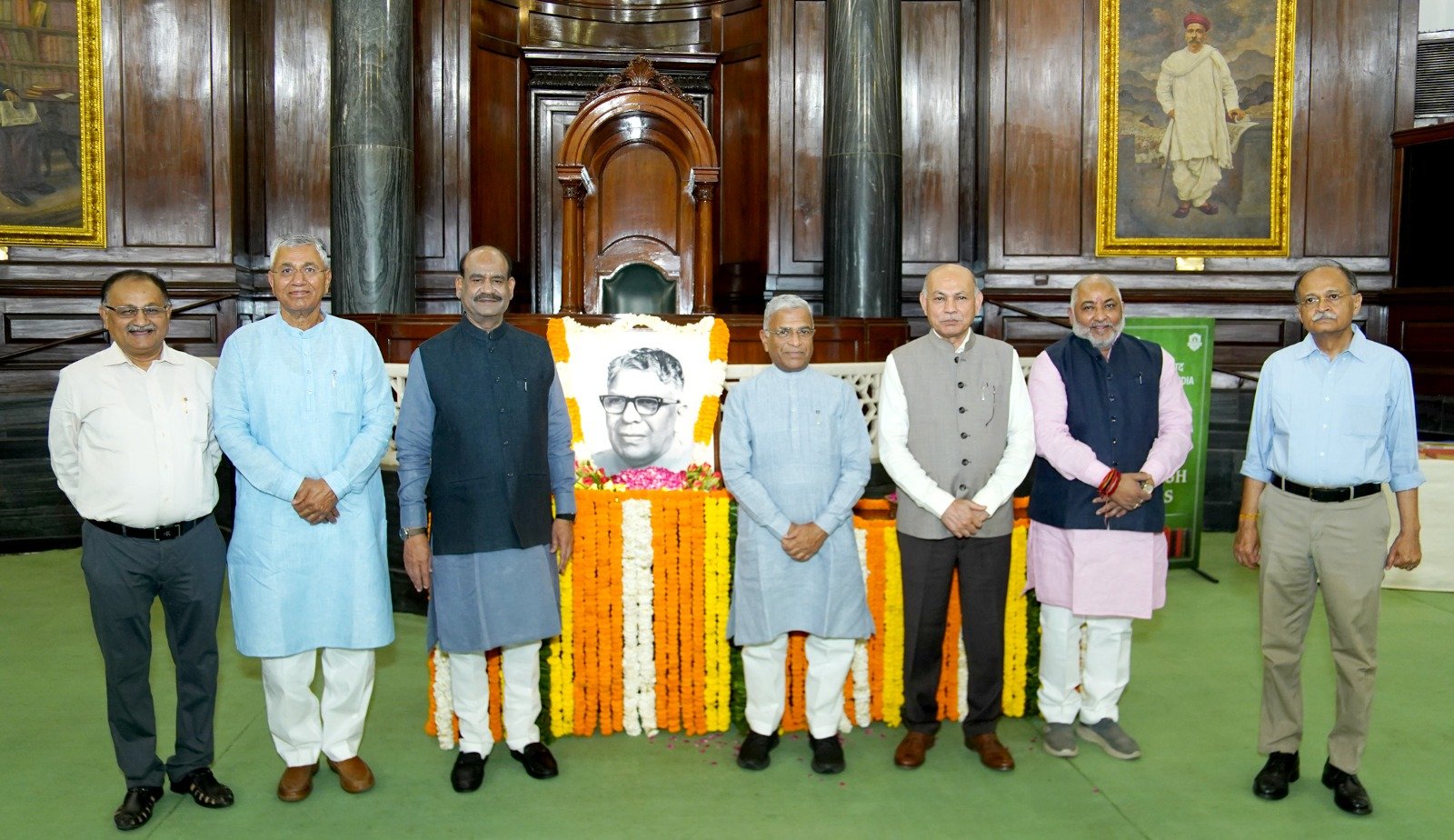 लोक सभा अध्यक्ष ने के.एस. हेगडे को पुष्पांजलि अर्पित की