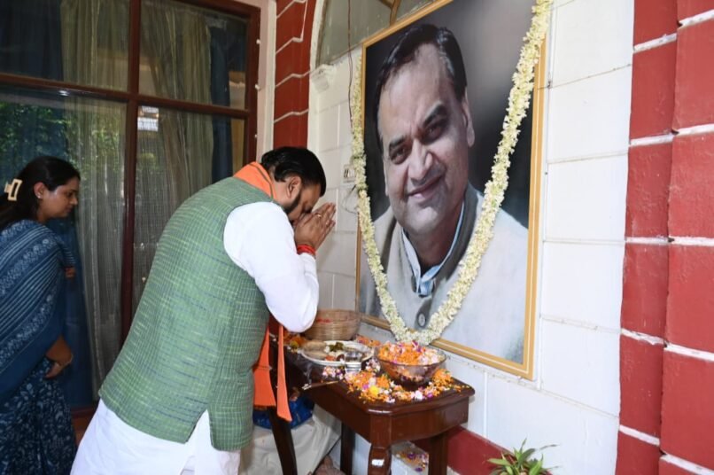 मुख्यमंत्री ने पूर्व केन्द्रीय मंत्री स्व० दिग्विजय सिंह की पुण्यतिथि पर श्रद्धांजलि अर्पित की 1 WhatsApp Image 2026 06 24 at 13.30.53