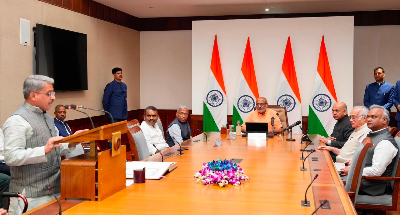 उपराष्ट्रपति ने शपथ दिलाई