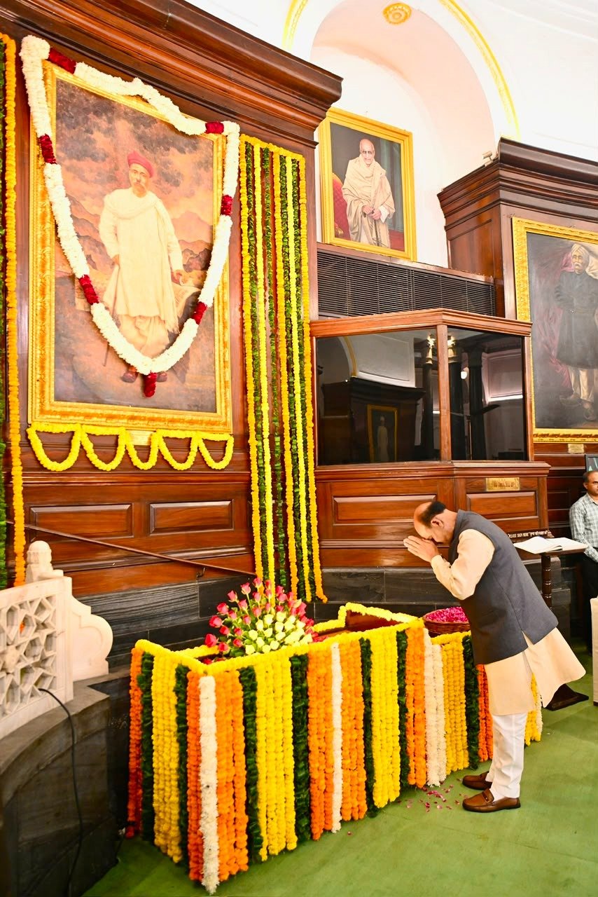 लोक सभा अध्यक्ष ने लोकमान्य बाल गंगाधर तिलक को दी पुष्पांजलि